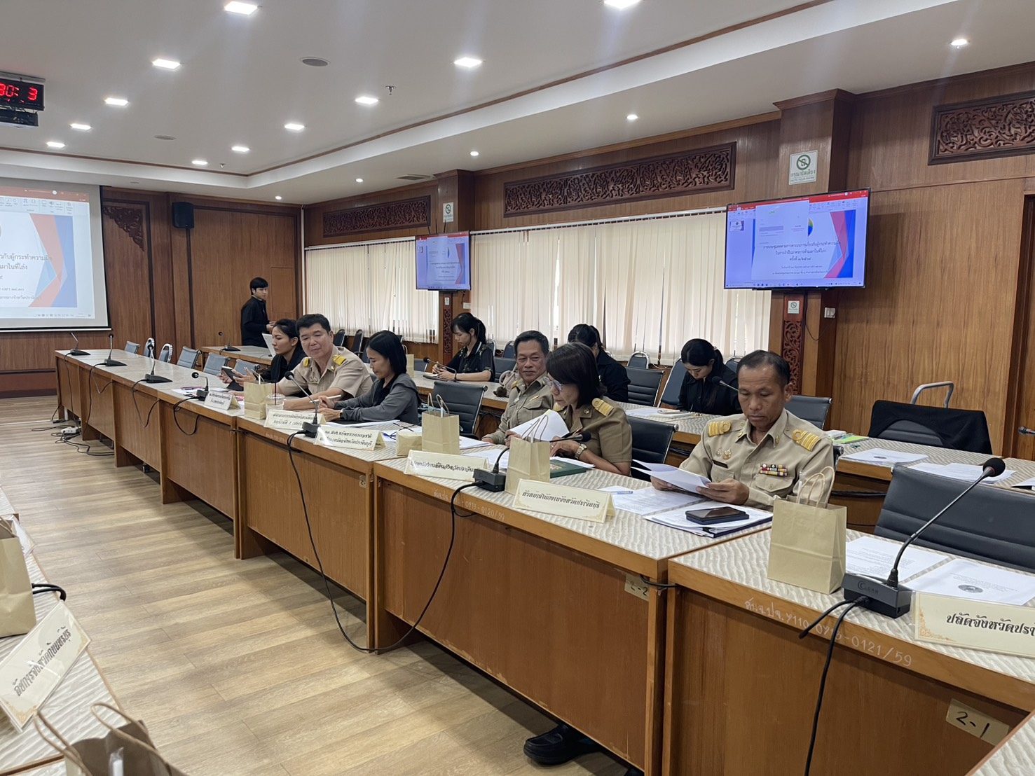 title - วันที่ 29 มิถุนายน 2569 นายวิทูล ประดิษฐบุญ ปฏิรูปที่ดินจังหวัดปราจีนบุรี พร้อมด้วย เจ้าหน้าที่ ส.ป.ก.ปราจีนบุรี เข้าร่วมการประชุมติดตามการดำเนินงานเกี่ยวกับผู้กระทำผิด ในการฝ่าฝืนมาตรการห้ามเผาในที่โล่ง ครั้งที่ 3/2569